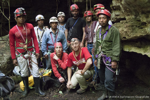 All'ingresso della Cueva del Rio La Venta insieme ai nostri amici locali (foto Natalino Russo)